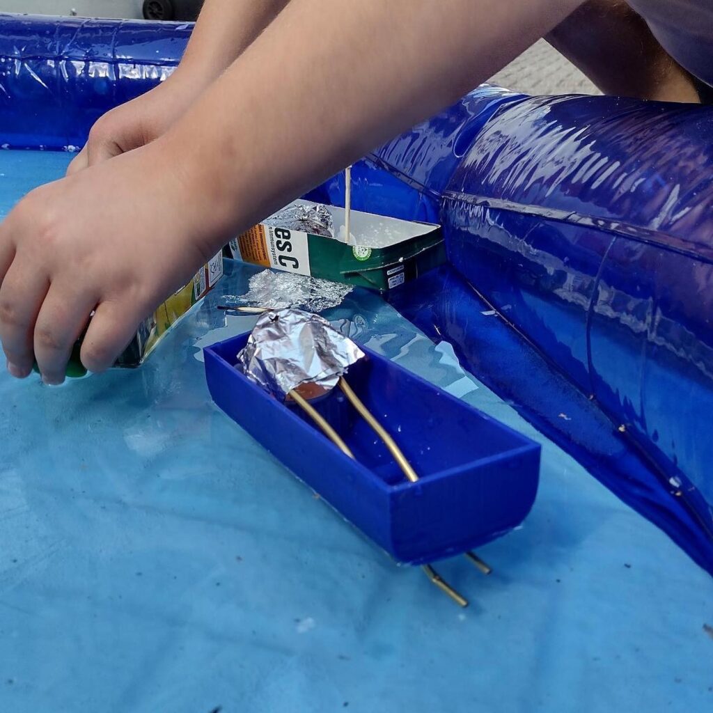 Knatterboote die schwimmen