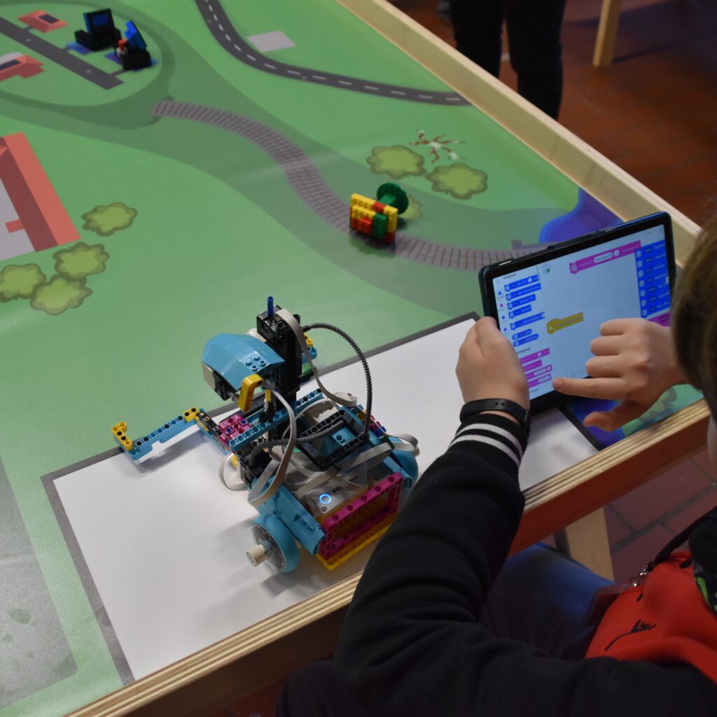 Roboter der bei der GROW Programiert wird