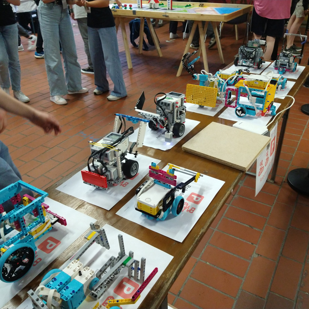 Roboter die auf dem Roboter-Parkplatz stehen