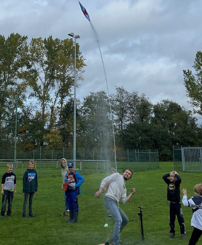 Foto von einer Flaschenraket die in die luft fliegt